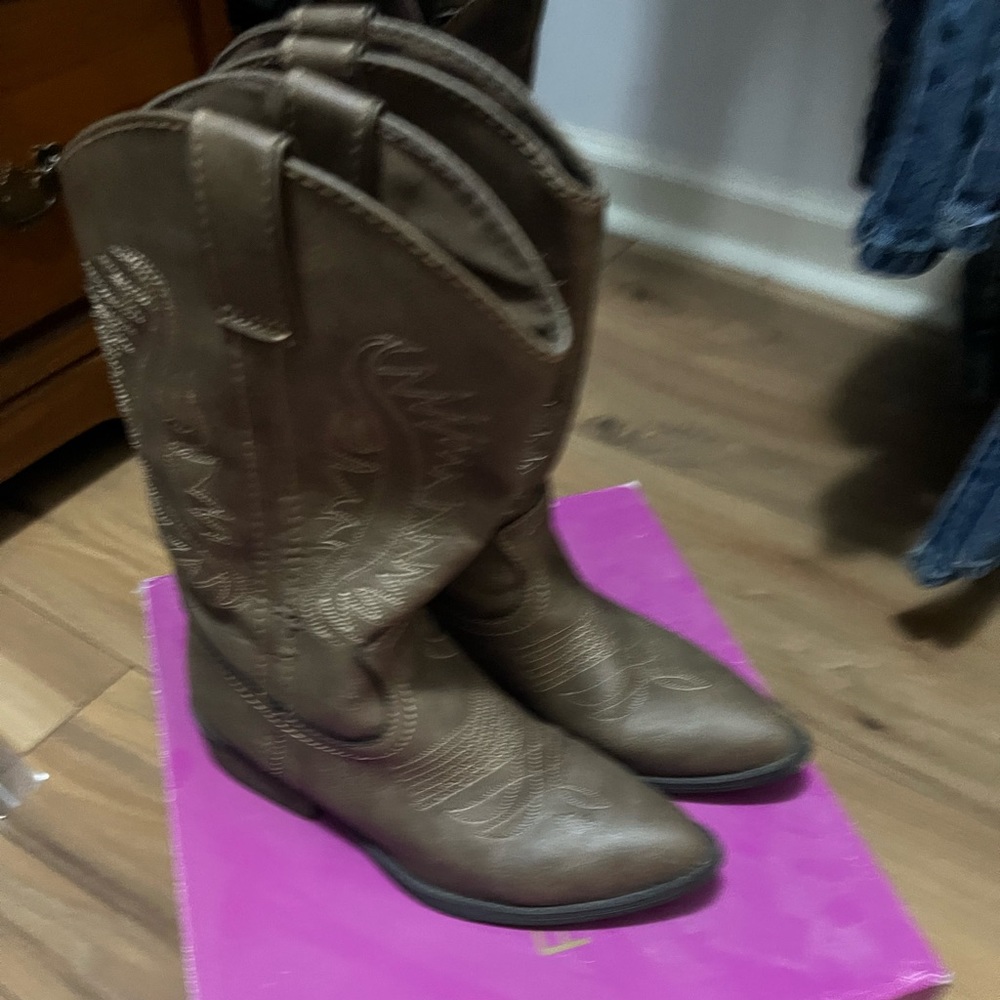 Rampage Wamblee Boot. Size 7. Only worn a couple of times.